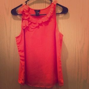 Sleeveless top with ruffles.